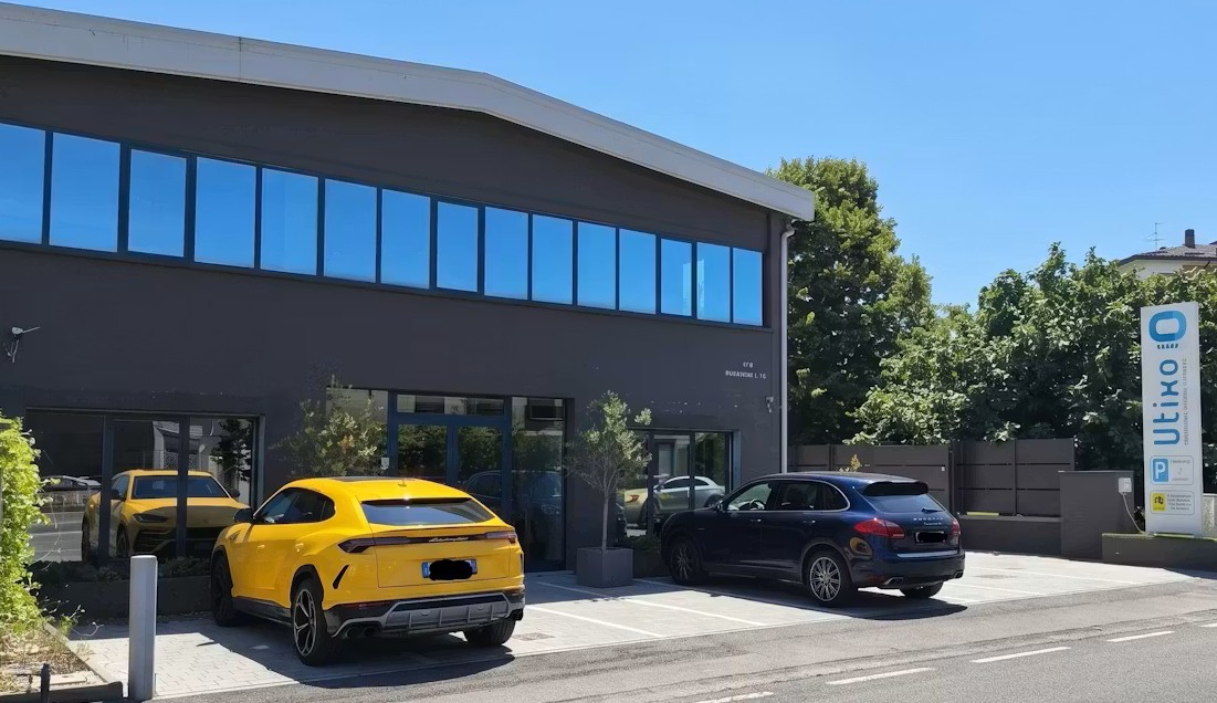 Esterno Crema Business Center